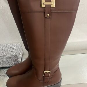 Beautiful Brown boots.  come up to knee.   Never worn.  Very nice!